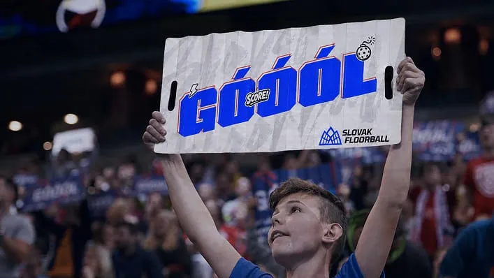 Fanúšik s tabuľou Góóól